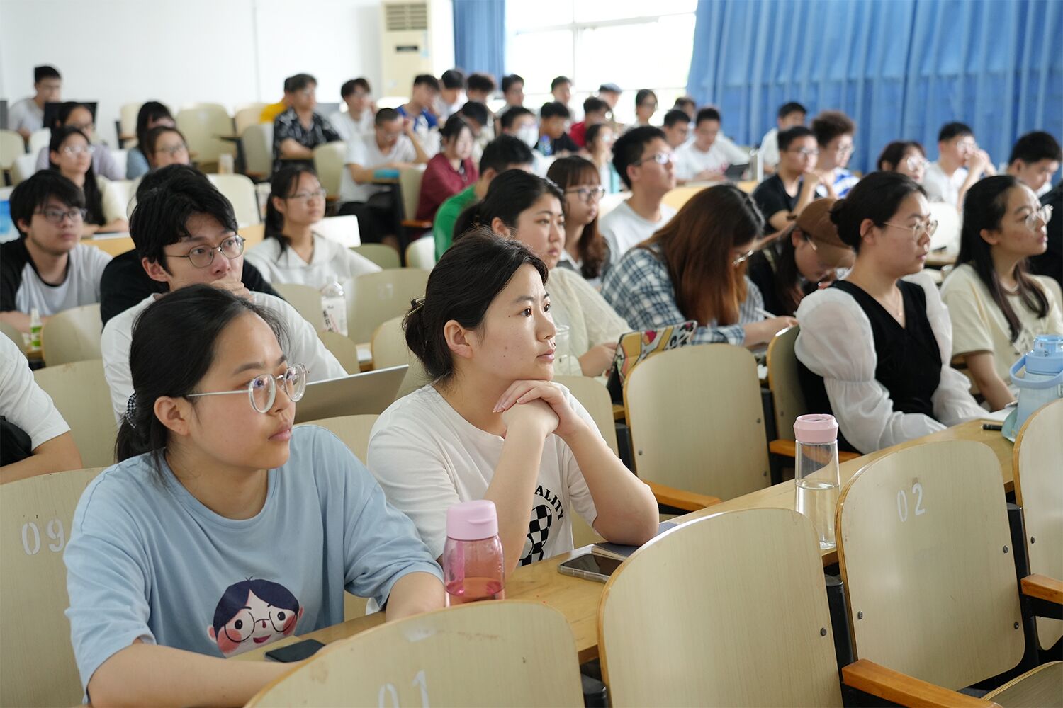 认真听讲的同学们（晏华华 摄）