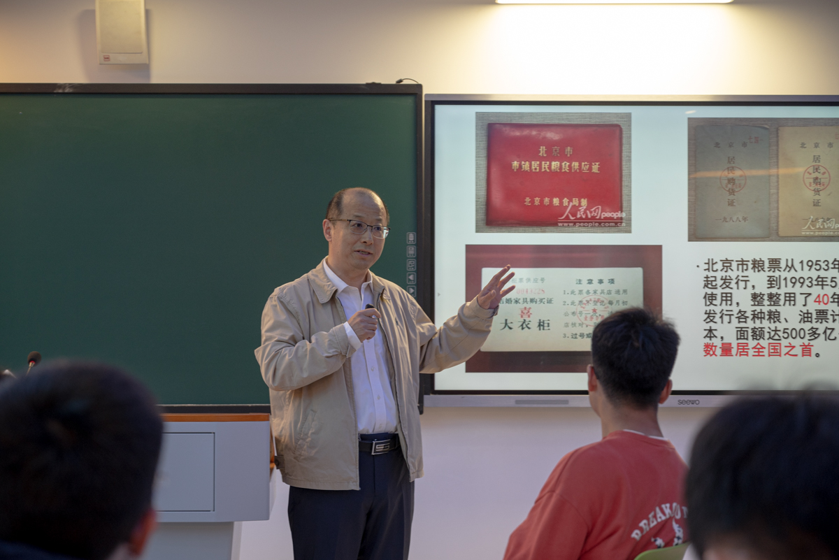 李召虎校长与同学们畅谈耕地保护与粮食安全（学通社记者 王晗藓 摄）