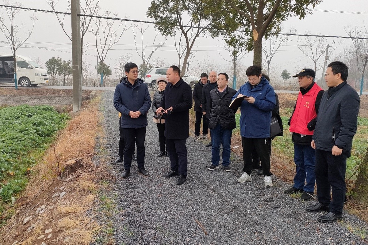 植物科学技术学院范楚川教授为种植农户解答问题